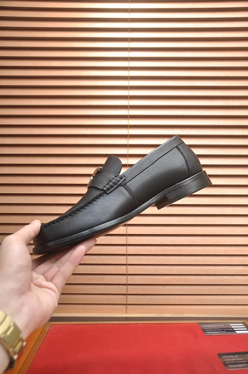 Men's men's shoes 💰560💶 [LV] (original single cowhide lining) 🍀LV's latest genuine leather business suit shoes are launched simultaneously on the official website. The first-layer cowhide imported from Italy is made of heavy gold, 💥1:1 rubber outsole from the official website. Versatile to wear, high-end without losing class, and the color combination is extraordinary. This four-season style is alluring when worn on your feet, showing off your big-name flair. Standard code 38-44 (45 customized)